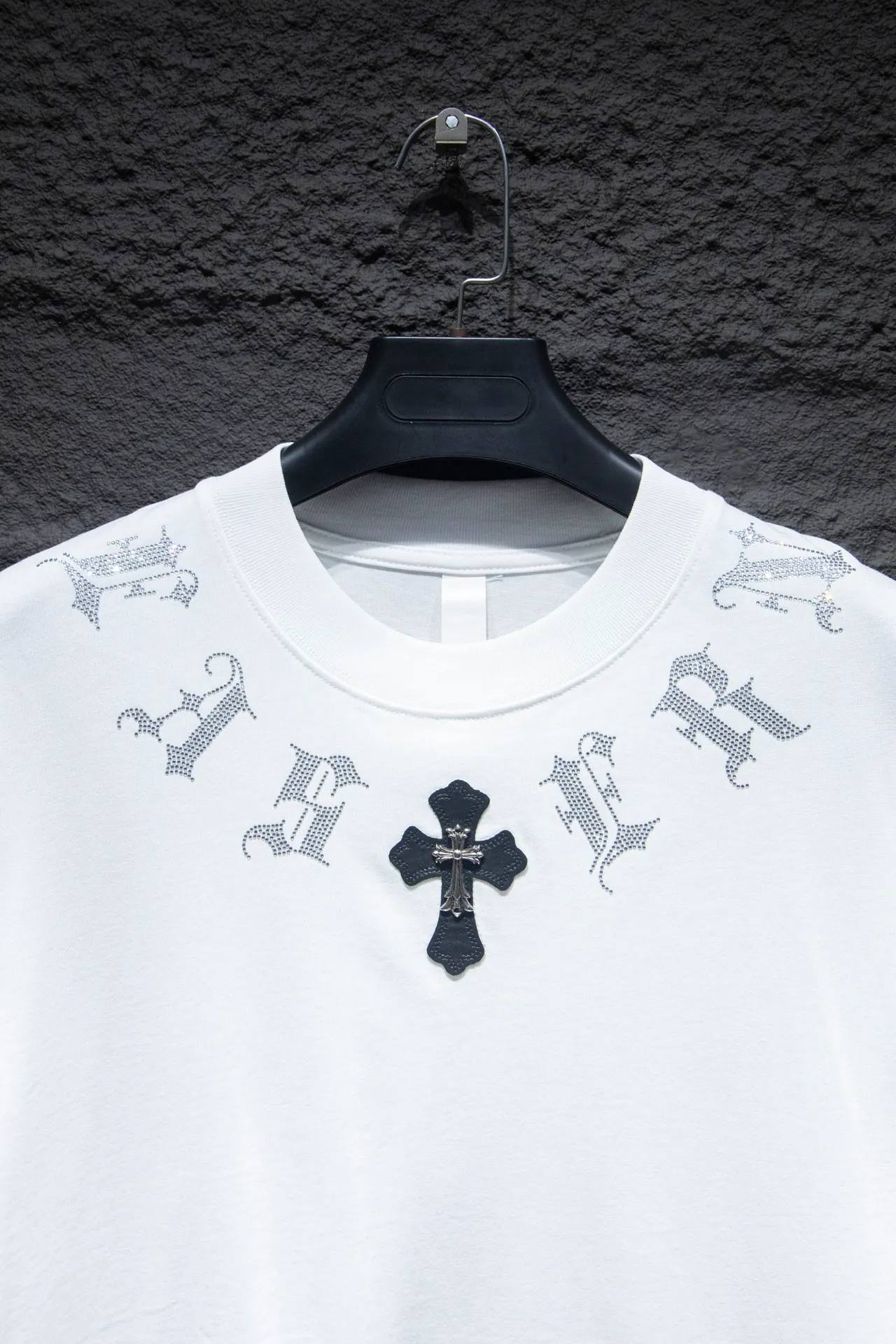 P170 Chrome hearts FW This year's popular Chrome heart style is so 🉑️. The imported leather label on the front chest is made of ZP material. 1:1 restoration makes it easy to touch. It has a large resistance and is very smooth to the touch, which is different from the market. The letters are machine embroidered with leather material after adjusting according to the original details. The thickness is moderate. The hardware is imported hardware accessories. Front #embroidery. Imported Tajima high-density heavy embroidery process. The font is three-dimensional and full. The back panel is specially imported and imported hot diamond. The hardware is added with handmade craftsmanship. The cost is extremely high. It uses 32-count double yarn and 260-gram weight fabric. It is super comfortable. It is very comfortable and soft to wear in spring and summer. You will not feel stuffy. It is very comfortable to wear and absorbs sweat, so it is more suitable to wear. It can be used as a base in spring and can be worn casually on the street. The color is eye-catching👍. The simple version is full of fashion and very comfortable to wear. It is well-designed and refuses to be monotonous and vulgar. It does not make ordinary styles. Modern elements and design sense come to mind, giving the piece of clothing a unique fashion color~ Color: White Black Size chart: S M L XL